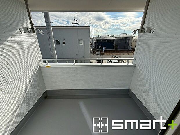 〜屋根付きのバルコニー〜 ・バルコニーは屋根付きなので急な雨でも安心です。 ・奥行きもあるので洗濯物が干しやすいのも嬉しいポイントですね。