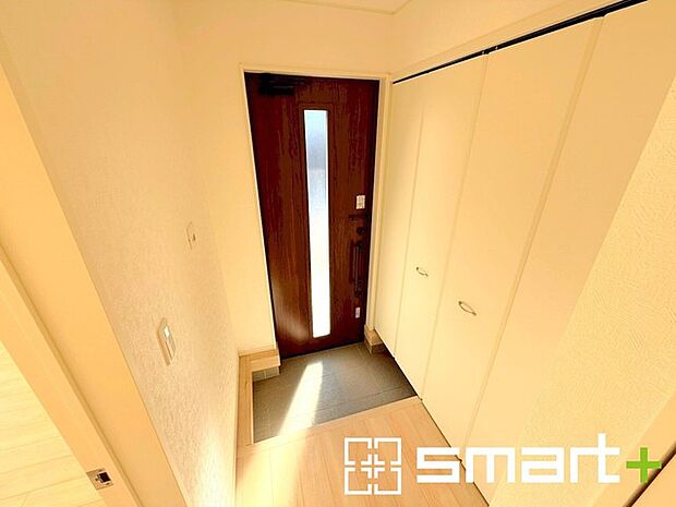 〜穏やかな陽が入る玄関〜 ・玄関ドアにガラス部分を設ける事で穏やかな陽の入る玄関になります。 ・備え付けのシューズボックスはたっぷりしまえて玄関がスッキリ片付きますね。