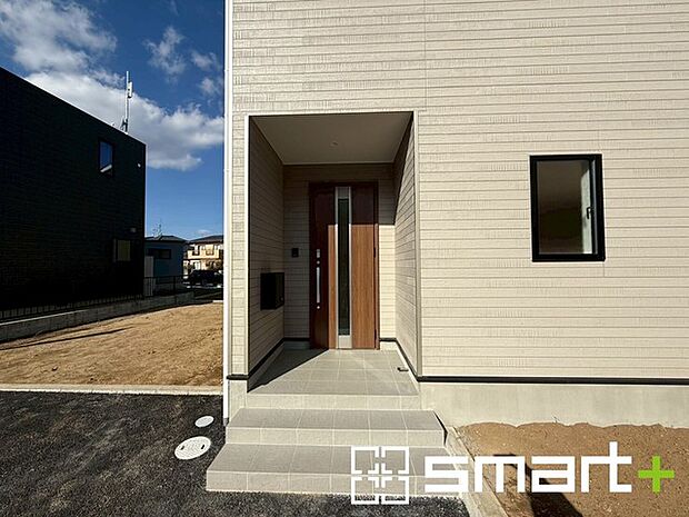 〜お住まいの顔「玄関」〜 ・玄関ドアの上にはもちろん軒がございますので、雨の日でも濡れずに鍵の開閉が可能です。 ・鍵は防犯性に優れたディンプルキーを採用。