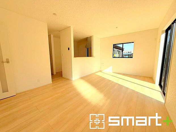 〜穏やかな陽の入るLDK〜 ・大きな窓のあるLDKは陽当りも良好で明るい空間となっております。 ・ご家族団らんなど過ごす時間の多いLDKが明るいのは嬉しいポイントですね。