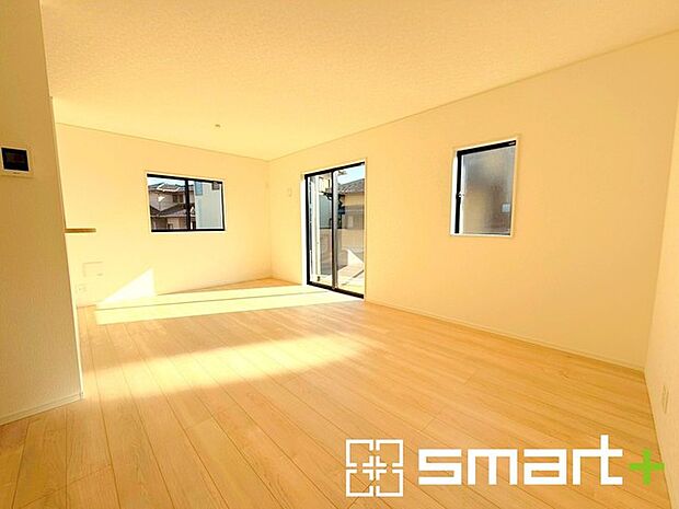 〜日当り良好のLDK〜 ・たくさんの窓からたっぷりの陽光が差し込む明るいリビングで寛ぎのひと時を。 ・柔らかみのあるナチュラルカラーで、家具やカーテンの色も選びやすいです。