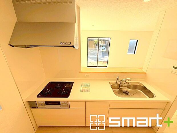 〜人気のカウンターキッチン〜 ・キッチンは人気のカウンタータイプを採用。「ご家族の顔が見える」造りです。 ・汚れの付きづらい天板、水はけの良いシンクなど機能面でも充実の仕様。