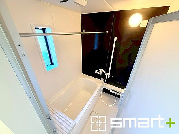 〜暖房乾燥機付きの浴室〜 ・ヒートショック対策にもなる浴室暖房を標準装備。冬場でも暖かくしてからご入浴が可能です。 ・もちろん乾燥機も付いておりますので、雨の日でも洗濯物を干せますよ。