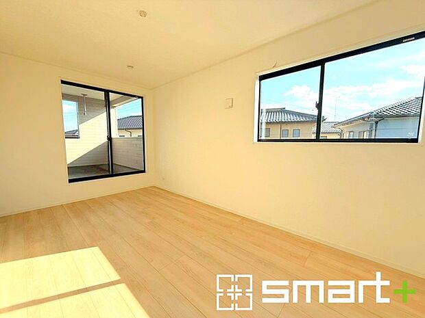 〜バルコニーに面した洋室〜 ・バルコニー側の大きな窓から穏やかな陽が差し込む明るい洋室はゆとりある広さの8帖。 ・ご夫婦やご兄弟でもゆったりとお過ごしいただけます。