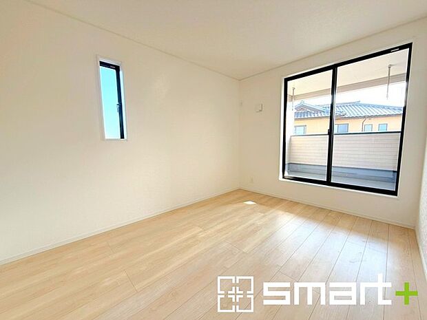 〜明るく暖かな光が差し込む洋室〜 ・大きな窓からたっぷりの光が舞い込み、お部屋全体を優しく包み込んでくれます。 ・大容量の収納スペースで整理整頓しやすく、生活空間が広がりますね。