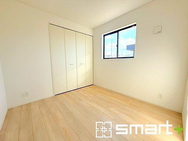 〜収納豊富な洋室〜 ・各居室に備え付けの収納をご用意。タンスなどを置く場合と比べ出っ張らないので部屋の中を有効のご活用いただけます。 ・収納の広さなどぜひ現地でご確認くださいませ。