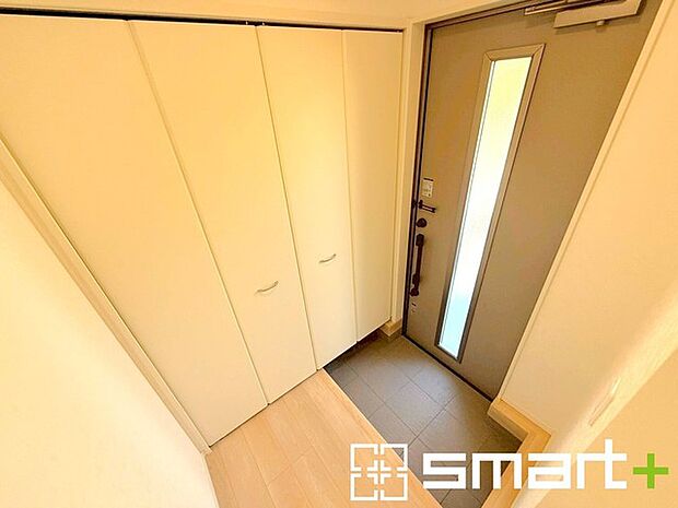 〜穏やかな陽が入る玄関〜 ・玄関ドアにガラス部分を設ける事で穏やかな陽の入る玄関になります。 ・備え付けのシューズボックスはたっぷりしまえて玄関がスッキリ片付きますね。