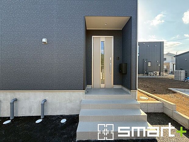 〜お住まいの顔「玄関」〜 ・玄関ドアの上にはもちろん軒がございますので、雨の日でも濡れずに鍵の開閉が可能です。 ・鍵は防犯性に優れたディンプルキーを採用。 