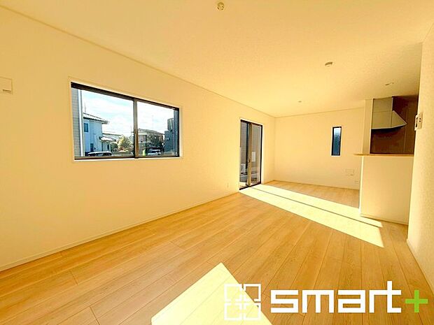 〜穏やかな陽の入るＬＤＫ〜 ・大きな窓のあるＬＤＫは陽当りも良好で明るい空間となっております。 ・ご家族団らんなど過ごす時間の多いＬＤＫが明るいのは嬉しいポイントですね。