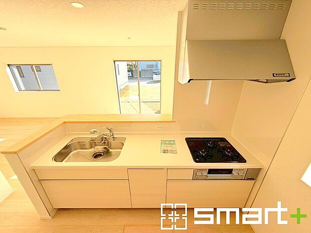 〜人気のカウンターキッチン〜 ・キッチンには余計な柱が無いので、リビングが見渡せ開放感のある造りとなっております。 ・蛇口には浄水器が内蔵されるなど機能面でも優れたキッチンです。