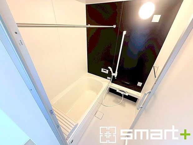 〜暖房乾燥機付きの浴室〜 ・ヒートショック対策にもなる浴室暖房を標準装備。冬場でも暖かくしてからご入浴が可能です。 ・もちろん乾燥機も付いておりますので、雨の日でも洗濯物を干せますよ。 