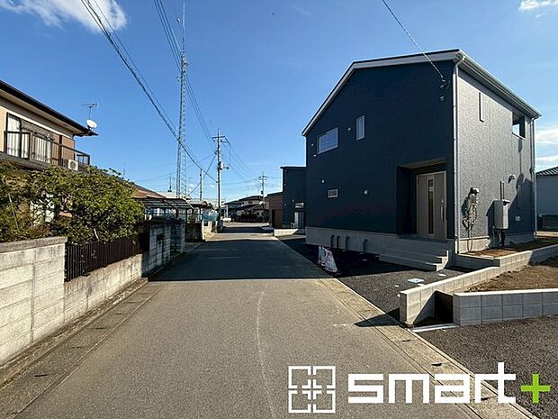 〜閑静な住宅街の立地〜 ・周辺は閑静な住宅街となっておりますので、静かな暮らしをご実現いただけます。 ・前面道路の交通量も多くないので、小さなお子様がいるご家庭でもご安心ですね。 