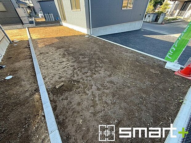 〜お庭もある余裕の敷地〜 ・広々した敷地にはお庭もご用意。お庭があるだけで余裕を感じますね。 ・防草シートや人工芝の敷設などのオプションもお気軽にご相談くださいませ。 