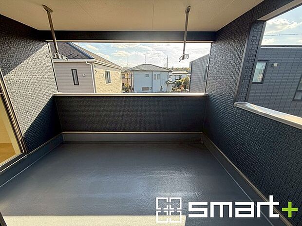 〜屋根付きのバルコニー〜 ・バルコニーは屋根付きなので急な雨でも安心です。 ・奥行きもあるので洗濯物が干しやすいのも嬉しいポイントですね。 