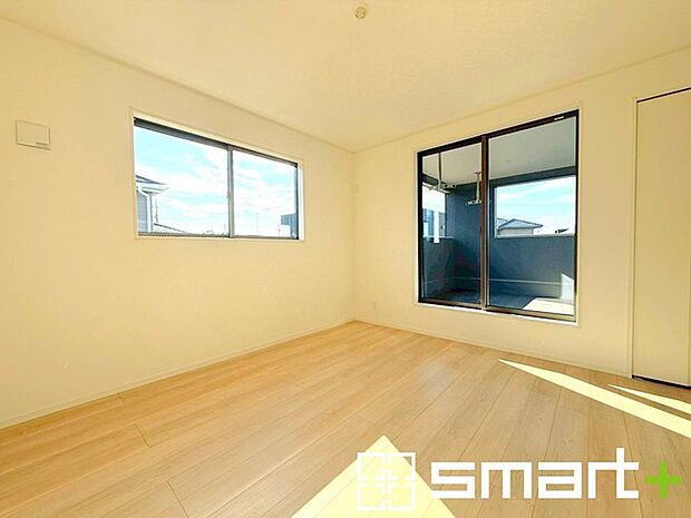 〜バルコニーに面した洋室〜 ・バルコニー側の大きな窓から穏やかな陽が差し込む明るい洋室はゆとりある広さの7.5帖。 ・ご夫婦やご兄弟でもゆったりとお過ごしいただけます。