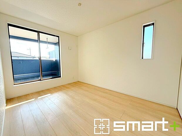 〜ＷＩＣ付きの洋室〜 ・大きな窓から穏やかな陽が差し込む明るい洋室はウォークインクローゼット付。 ・大きな窓からたっぷりの光が舞い込み、お部屋全体を優しく包み込んでくれます。