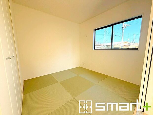 〜使い勝手の良い「和洋室」〜 ・畳敷きに建具は洋風、というハイブリッド型の「和洋室」。和室と洋室の良い所を組み合わせたお部屋です。 ・やはり畳の香りは心が落ち着きますね。 