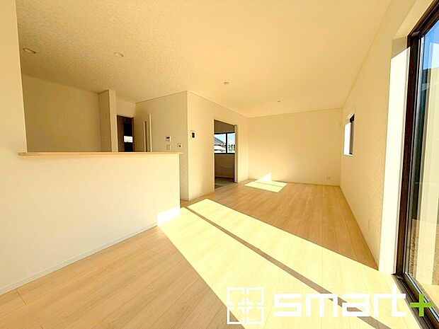 〜家族団らんにピッタリの広々リビング〜 ・穏やかな陽だまりに包まれる居心地の良いＬＤＫは、ご家族が集まる憩いのスペースに。 ・隣接の和室を続き間として利用すれば22帖超の広々空間になります。