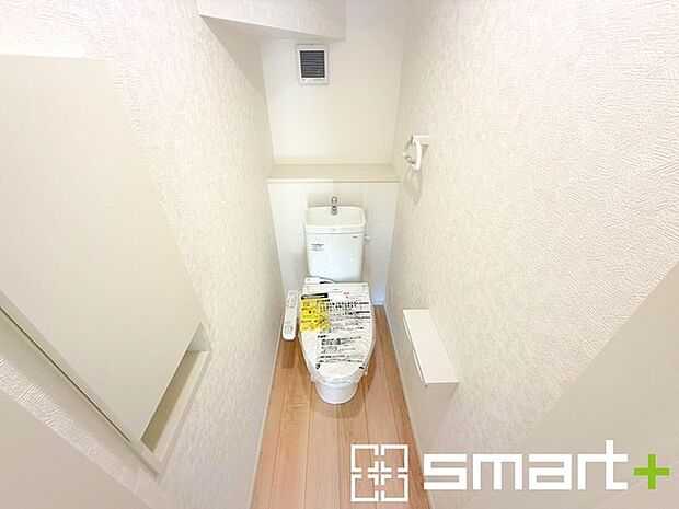 〜窓付きの明るいトイレ〜 ・使用後や掃除の際に窓を開ければ、外からの新鮮な空気を取り込み素早く換気ができます。 ・埋め込み収納付きでストックや掃除用具もスッキリ片付きますね。