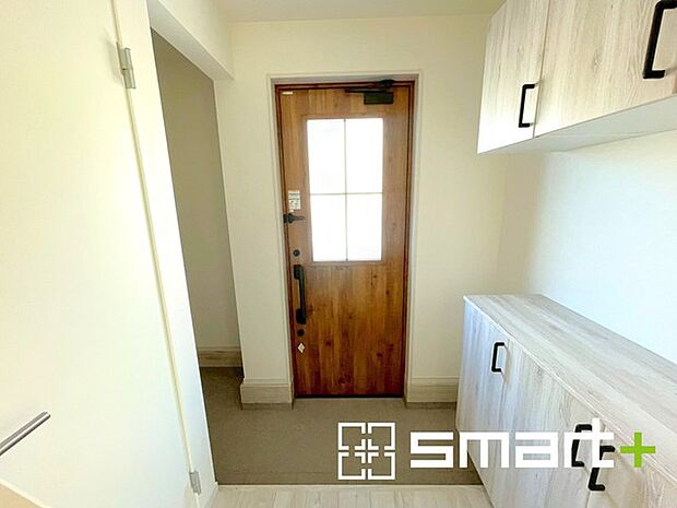 〜土間収納のある玄関〜 ・玄関横に土間収納をご用意。 ・追加の靴置きとしてはもちろん、スキー・ゴルフなど趣味の用具の置場としてもご利用いただけます。