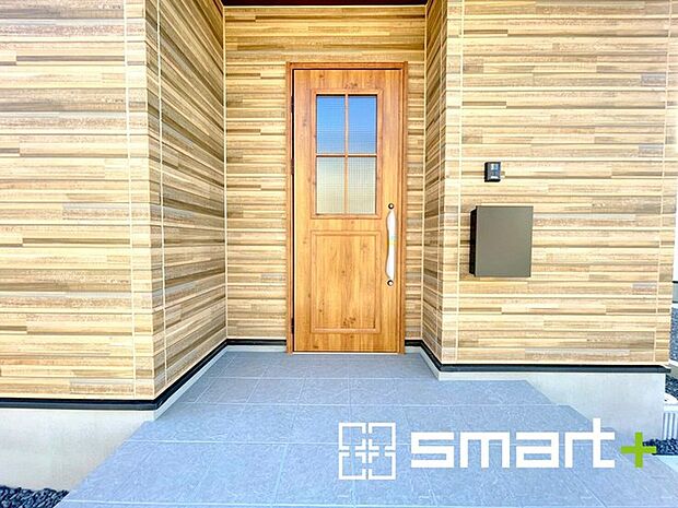 〜デザイン性に優れた玄関〜 ・スタイリッシュで洗練された印象の玄関。木目調の玄関ドアがオシャレな空間を演出。 ・ドアにガラス部分を設ける事で穏やかな陽の入る玄関になります。