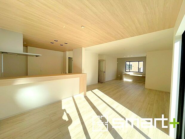 〜穏やかな陽の入るＬＤＫ〜 ・大きな窓のあるＬＤＫは陽当りも良好で明るい空間となっております。 ・ご家族団らんなど過ごす時間の多いＬＤＫが明るいのは嬉しいポイントですね。 