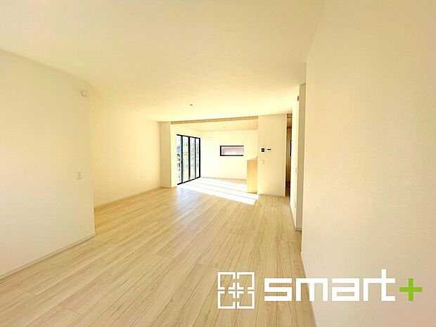 〜間仕切対応で居室に〜 ・リビングには間仕切対応で居室としてもお使いいただけるスペースがございます。 ・収納付きなので寝室はもちろん、キッズスペースなどにも便利ですね。