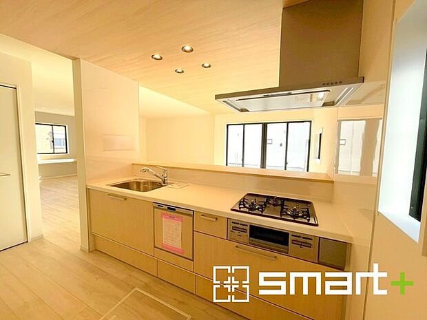 〜人気のカウンターキッチン〜 ・キッチンは人気のカウンタータイプを採用。「ご家族の顔が見える」造りです。 ・蛇口に浄水器が内蔵されているなど機能面でも優れた仕様です。 