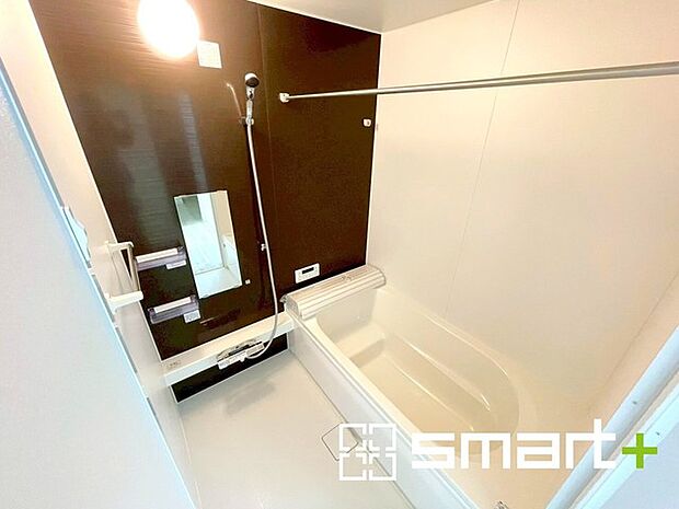 〜浴室乾燥機付きの浴室〜 ・浴室には乾燥機が付いているので雨の日でも洗濯物を干すことが可能です。 ・水はけの良い床材など機能面も充実。マイクロバルなどオプションもご相談くださいませ。 