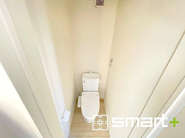 〜やはり便利なタンク式トイレ〜 ・最近はタンクレストイレもございますが、タンク式の場合は停電時もお水を流すことが可能。 ・故障時なども比較的費用が安くなるなど、メリットが多くなります。 