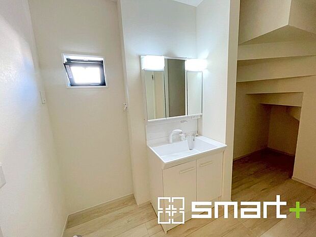 〜収納も充実の洗面所〜 ・洗面所にはリネンスペースを設ける事でタオルや洗剤などの置場にも困りません。 ・意外とリネンスペースがある物件は少ないので、ぜひ現地でその魅力をご確認ください。 