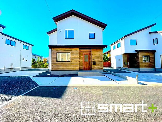 〜閑静な住宅街の立地〜 ・周辺は閑静な住宅街となっておりますので、静かな暮らしをご実現いただけます。 ・前面道路の交通量も多くないので、小さなお子様がいるご家庭でもご安心ですね。 