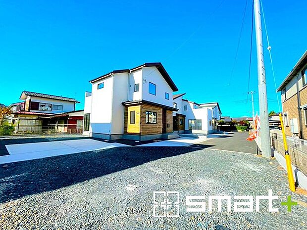 〜十分な広さのある前面道路〜 ・前面道路は約約5ｍございますので、お車でのすれ違いも可能で余計なストレスがかかりません。 ・日々お車での移動が多い方には大切なポイントですね。