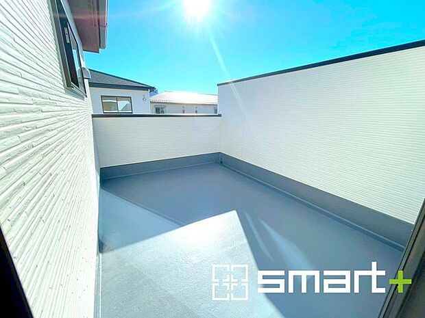 〜ワイドバルコニーを採用〜 ・バルコニーはワイドタイプなので、洗濯物を沢山干す事が可能です。 ・テラス屋根などのオプションもお気軽にご相談くださいませ。 