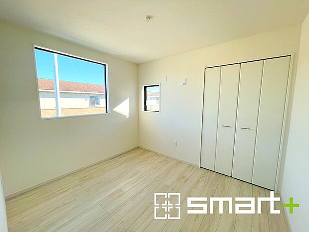 〜収納豊富な洋室〜 ・各居室に備え付けの収納をご用意。タンスなどを置く場合と比べ出っ張らないので部屋の中を有効のご活用いただけます。 ・収納の広さなどぜひ現地でご確認くださいませ。 