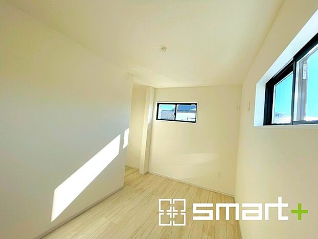 〜2面採光の明るいお部屋〜 ・洋室は2面採光とする事で穏やかな陽の入る明るい空間となっております。 ・くつろぎのプライベート時間を明るい空間で穏やかにお過ごしいただけます。 