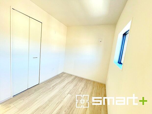 〜自然な風合いの洋室〜 ・ナチュラルな色彩で纏められた洋室は家具のコーディネートもしやすくなっております。 ・どんな家具にするか考えるだけでも楽しくなってきますね。 