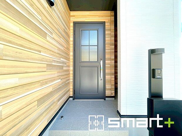 〜モニター付きインターフォン〜 ・今では当たり前になってきたモニター付きのインターフォンも付いております。 ・来客時に誰が来たかすぐにわかりますので、防犯性に優れます。