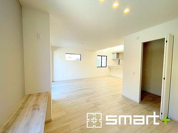 〜穏やかな陽の入るLDK〜 ・大きな窓のあるLDKは陽当りも良好で明るい空間となっております。 ・ご家族団らんなど過ごす時間の多いLDKが明るいのは嬉しいポイントですね。