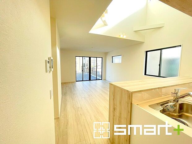 〜日当り良好のLDK〜 ・たくさんの窓からたっぷりの陽光が差し込む明るいリビングで寛ぎのひと時を。 ・出来立てのお料理を運ぶのにも、後片付けもラクラクなカウンターキッチン。