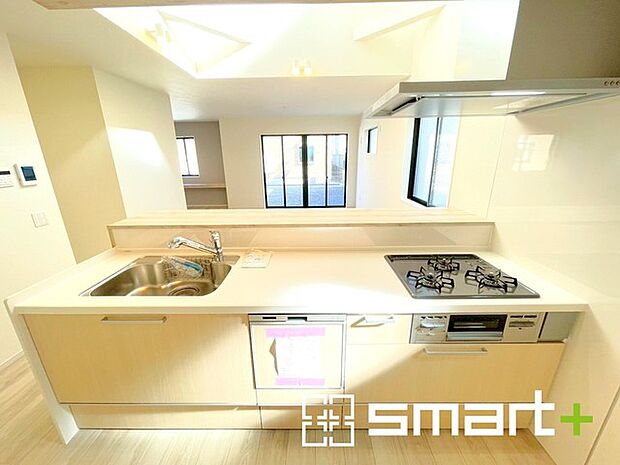 〜食器洗浄機を標準装備〜 ・キッチンにはビルトインタイプの食器洗浄機を標準装備。 ・家事にかける時間を削減でき、「自分時間」を増やすことができる嬉しいアイテムです。