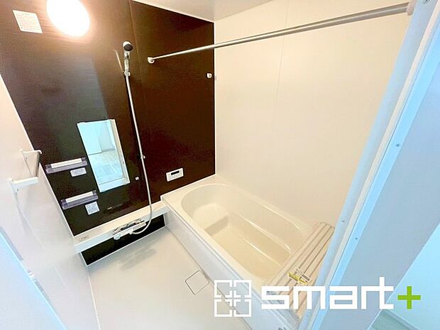 〜浴室乾燥機付きの浴室〜 ・浴室には乾燥機が付いているので雨の日でも洗濯物を干すことが可能です。 ・水はけの良い床材など機能面も充実。マイクロバルなどオプションもご相談くださいませ。