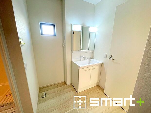 〜人気の三面鏡を採用〜 ・洗面台は三面鏡仕様なので鏡の角度を変える事で頭の後ろの方までご確認可能です。 ・鏡の裏が収納になっておりますので、洗面台周りもスッキリと片付きます。