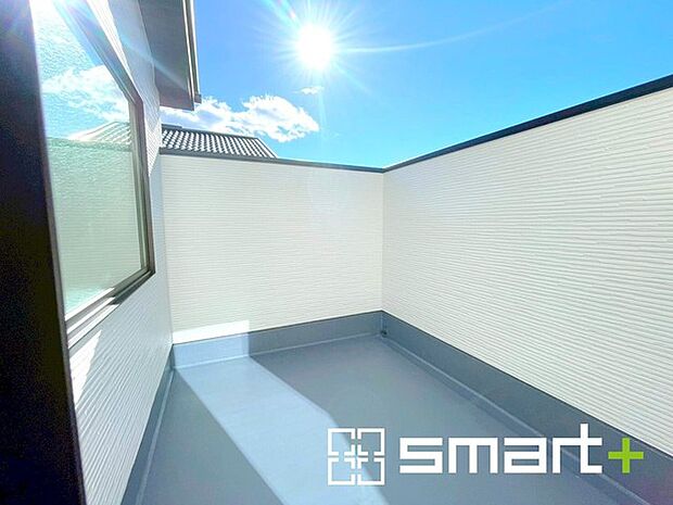 〜ワイドバルコニーを採用〜 ・バルコニーはワイドタイプなので、洗濯物を沢山干す事が可能です。 ・テラス屋根などのオプションもお気軽にご相談くださいませ。