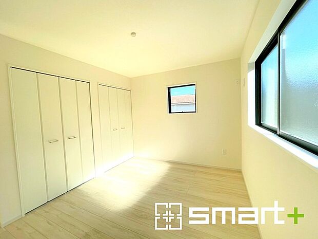 〜2面採光の明るいお部屋〜 ・洋室は2面採光とする事で穏やかな陽の入る明るい空間となっております。 ・くつろぎのプライベート時間を明るい空間で穏やかにお過ごしいただけます。