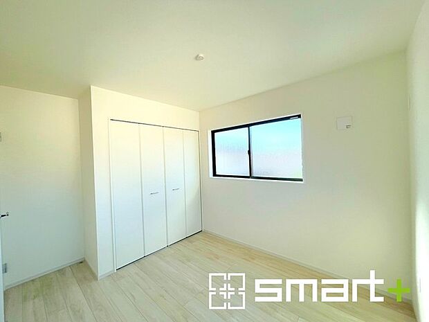 〜収納豊富な洋室〜 ・各居室に備え付けの収納をご用意。タンスなどを置く場合と比べ出っ張らないので部屋の中を有効のご活用いただけます。 ・収納の広さなどぜひ現地でご確認くださいませ。