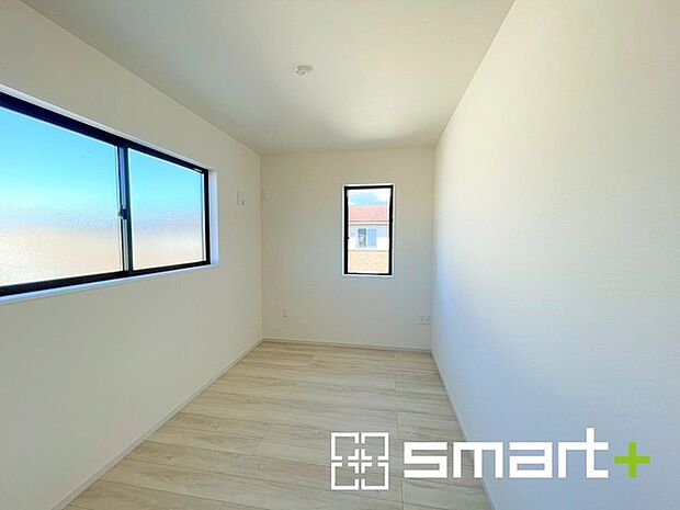 〜自然な風合いの洋室〜 ・ナチュラルな色彩で纏められた洋室は家具のコーディネートもしやすくなっております。 ・どんな家具にするか考えるだけでも楽しくなってきますね。