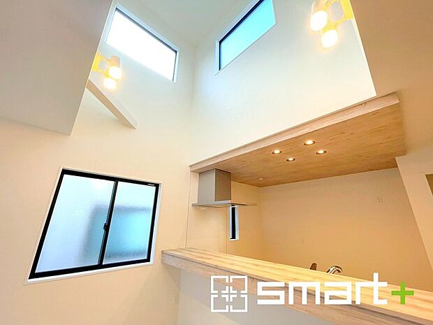 〜吹抜けのあるLDK〜 ・LDKに吹抜けを配する事で縦への空間が生まれ、開放感のある広々とした仕様に。 ・ご来客の際なども自慢できるような高級仕様のLDKとなっております。