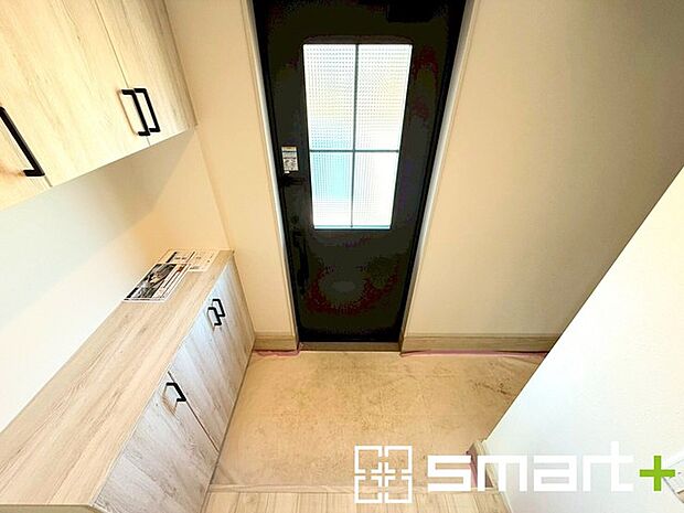 〜穏やかな陽が入る玄関〜 ・玄関ドアにガラス部分を設ける事で穏やかな陽の入る玄関になります。 ・備え付けのシューズボックスはたっぷりしまえて玄関がスッキリ片付きますね。