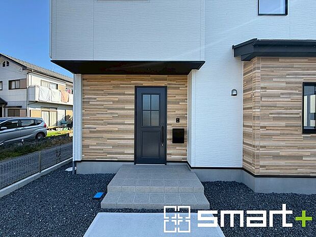 〜お住まいの顔「玄関」〜 ・玄関ドアの上にはもちろん軒がございますので、雨の日でも濡れずに鍵の開閉が可能です。 ・鍵は防犯性に優れたディンプルキーを採用。 